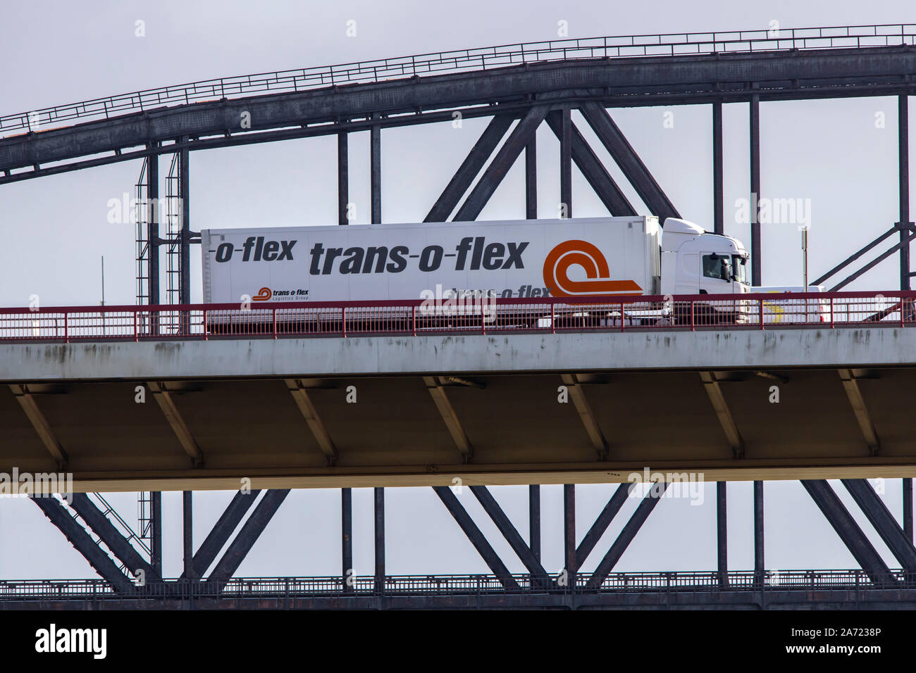 Brücke über den Rhein bei Duisburg, Autobahn A42 Brücke Eisenbahnbrücke an der Rückseite, trans-o-flex Logistics, Deutschland Stockfoto