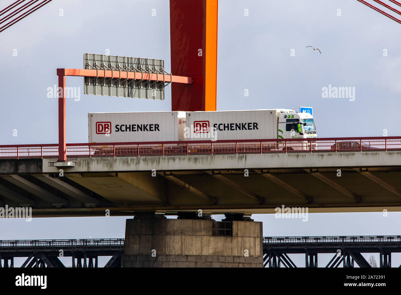 Brücke über den Rhein bei Duisburg, Brücke auf der Autobahn A42, eisenbahnbrücke an der Rückseite, DB Schenker Logistik, Deutschland Stockfoto