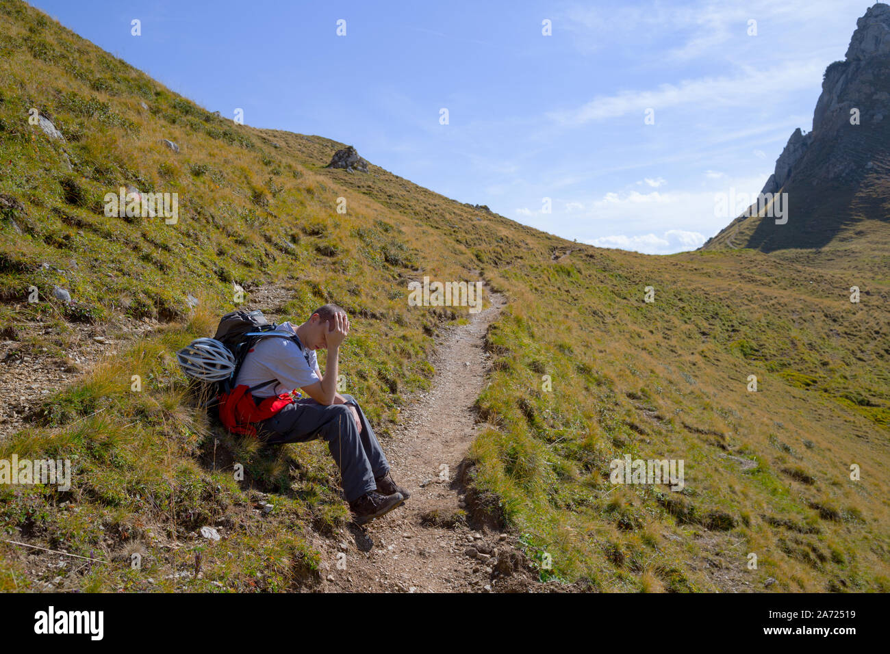 Erschöpft Mann eine Pause bei einer Wanderung im Rofangebirge, Österreich Stockfoto