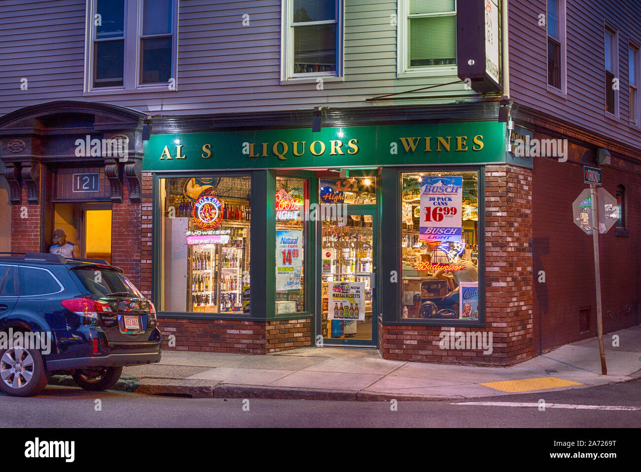 Liquor Store auf Highland Straße in Worcester, MA Stockfoto