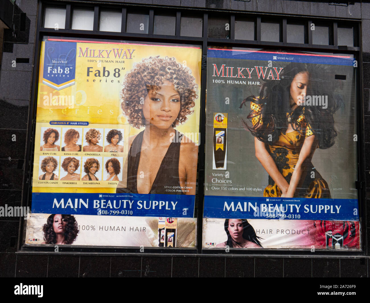 Frau zu Fuß entlang der Straße in Worcester, MA vor großen Foto speichern Stockfoto