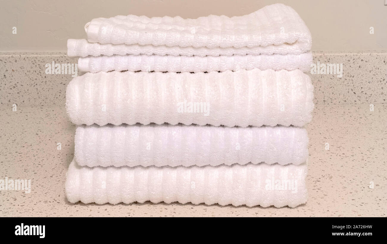 Panorama Frame Set von akkurat gefaltete sauberen weißen gerippten Handtücher Stockfoto