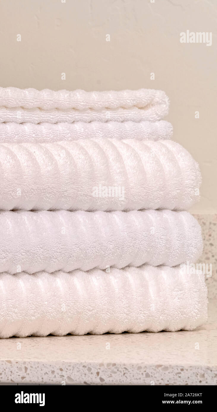 Vertikale rahmen Stapel sauber saugfähigen gerippte Handtücher aus Baumwolle Stockfoto