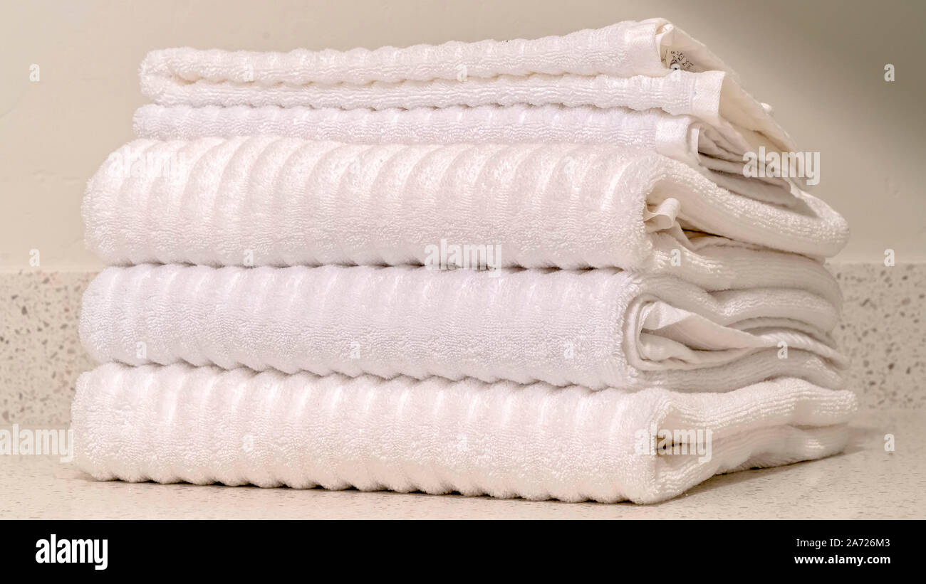 Panorama rahmen Stapel sauber saugfähigen gerippte Handtücher aus Baumwolle Stockfoto