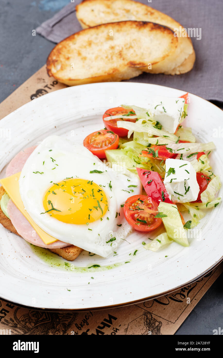 Spiegelei auf Toast Sandwich Brot von Oben nach Unten anzeigen Stockfoto