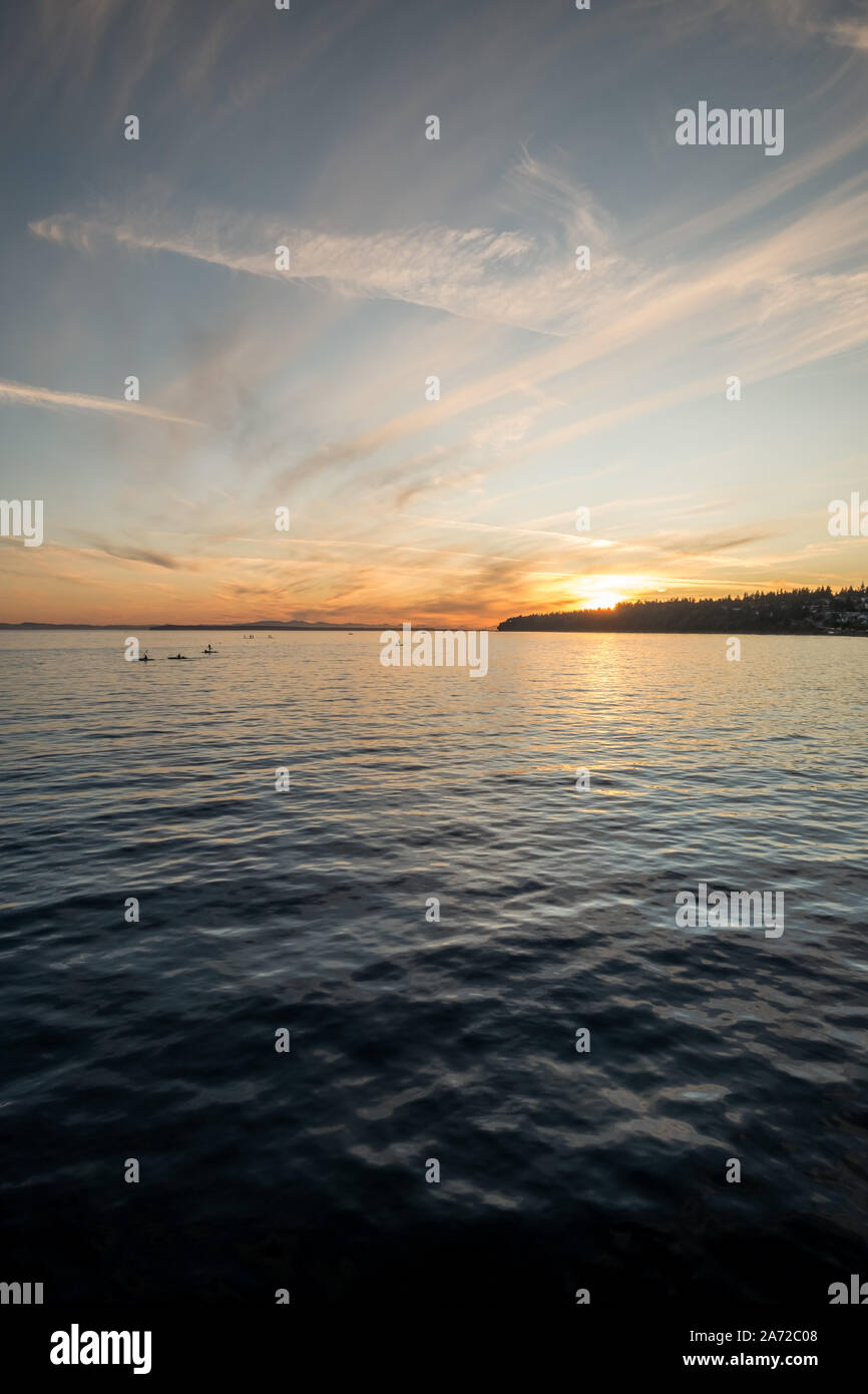 Als Sonne über Point Roberts und Vancouver Island, Silhouette Kajakfahrer und Stand-up-paddleboarders genießen Sie die Ruhe auf dem Wasser in der Nähe von White Rock Stockfoto