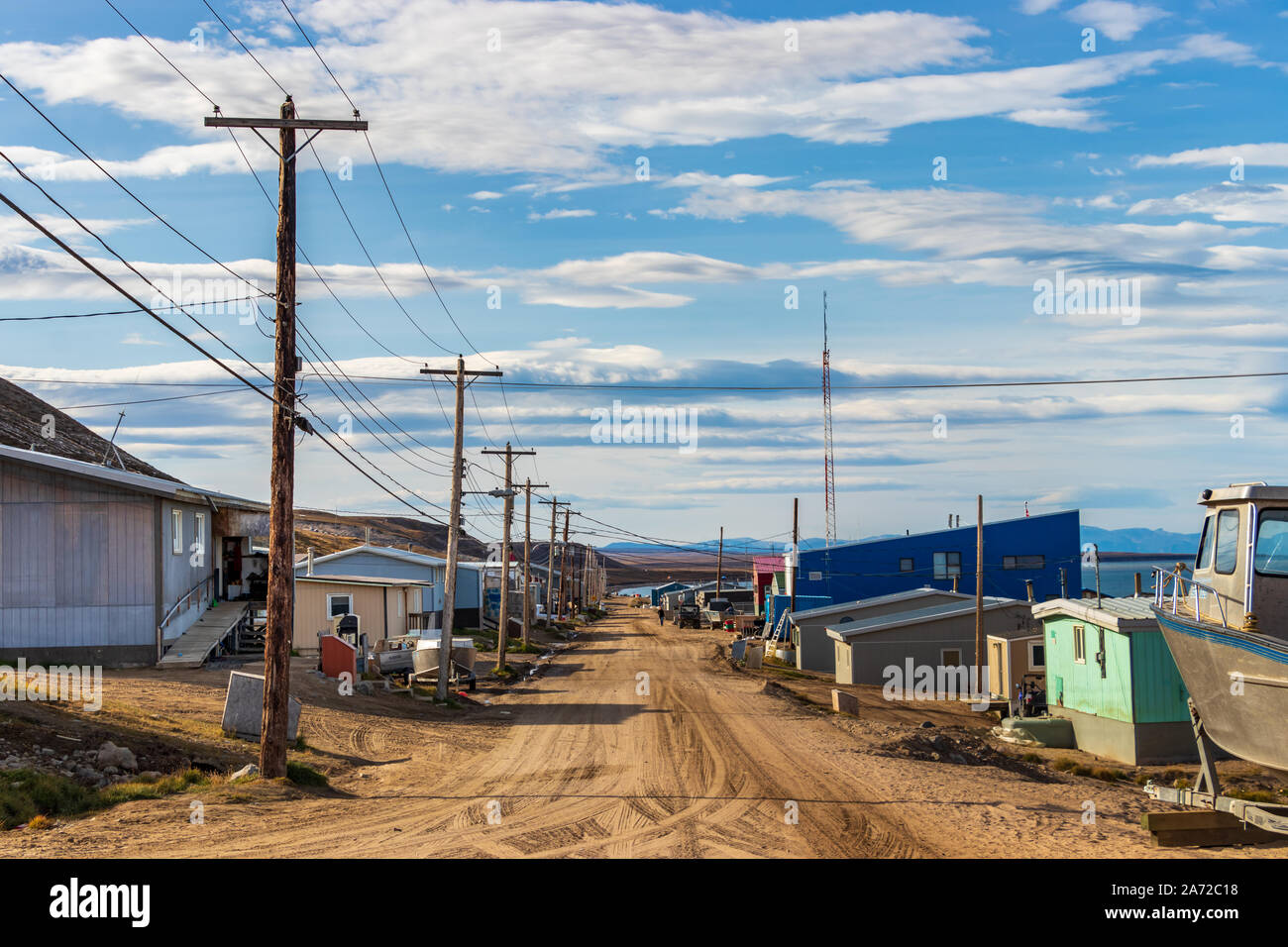 Wohn- Holzhäuser auf einem Feldweg in Pond Inlet, Baffin Island, Kanada. Stockfoto