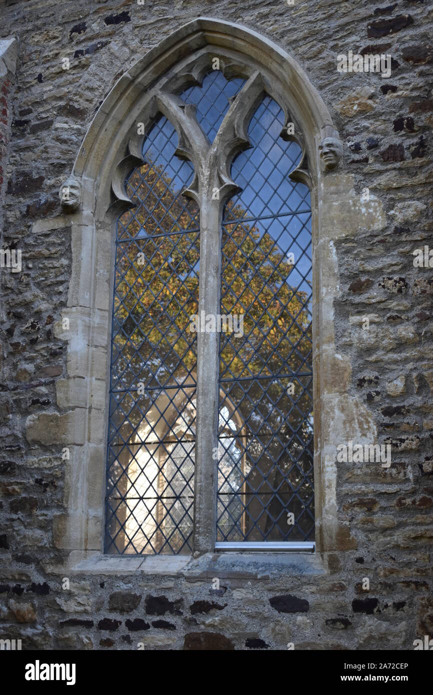Ein Glasfenster in der St. Michaels Kirche von der Open University. Ein Grad II * denkmalgeschützte Gebäude auf dem Campus an der Walton Hall, Milton Keynes. Stockfoto