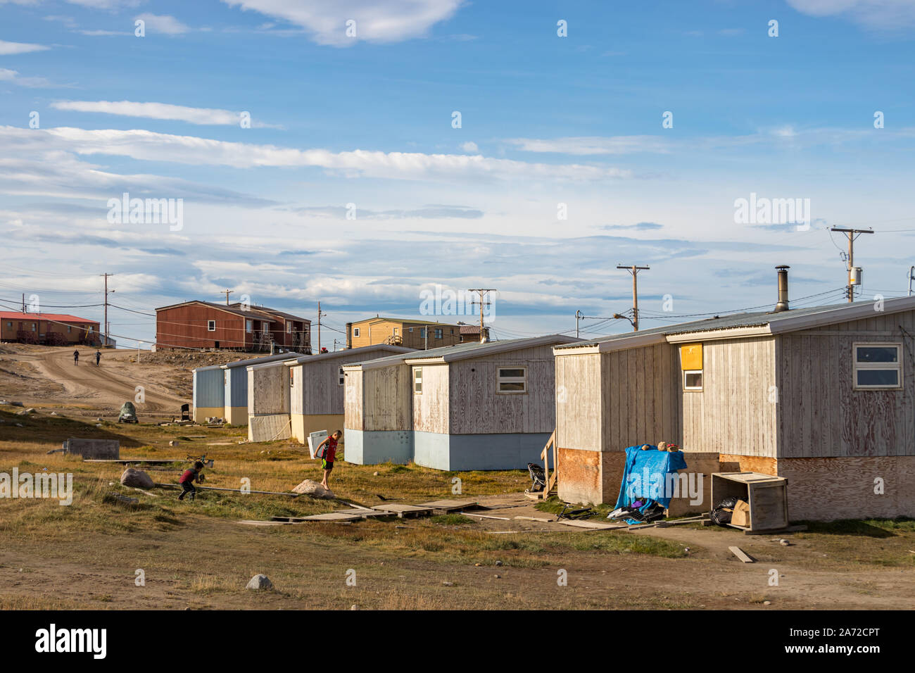 Wohn- Holzhäuser auf einem Feldweg in Pond Inlet, Baffin Island, Kanada. Stockfoto