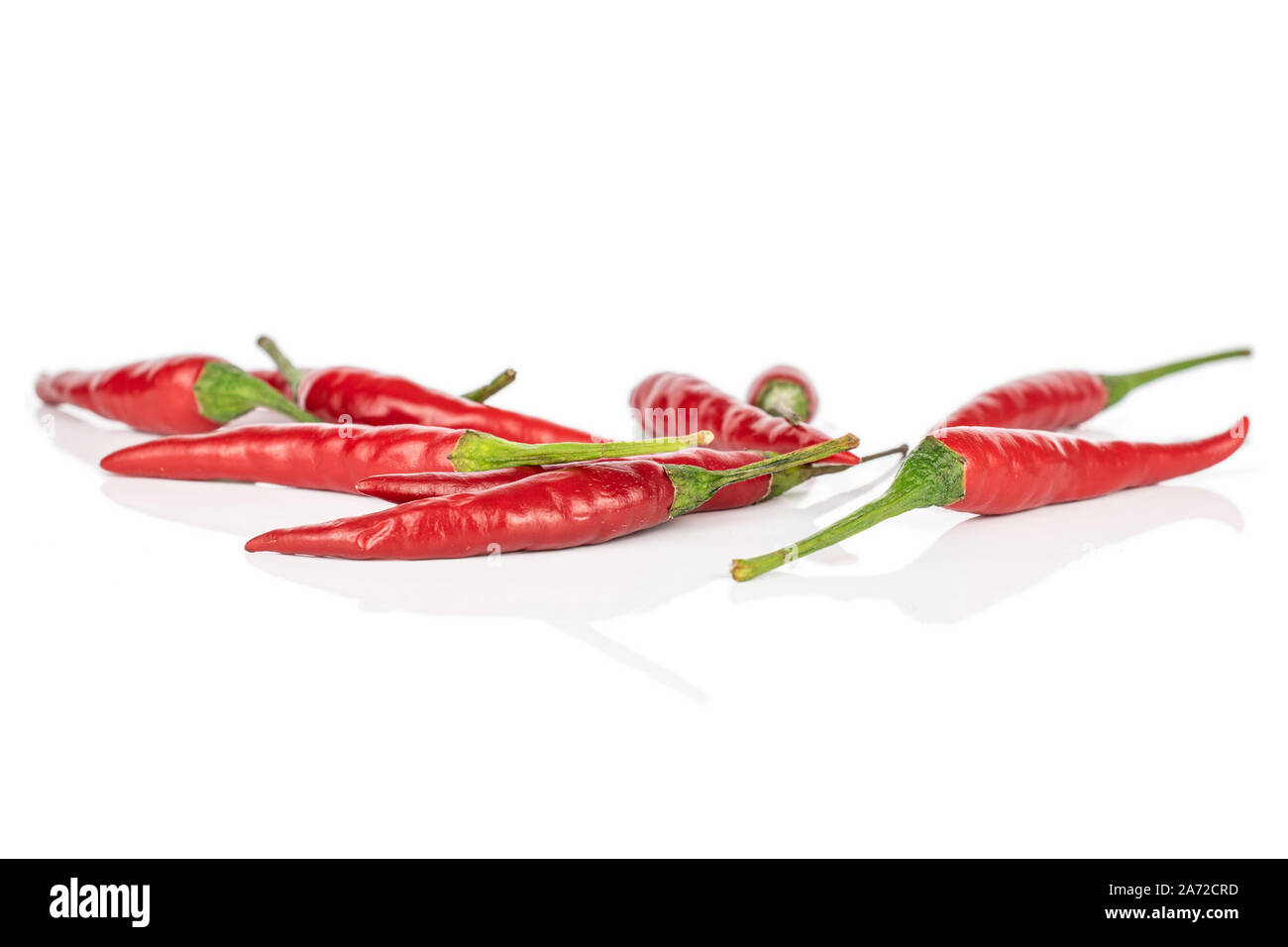 Menge ganze Hot red chili auf weißem Hintergrund Stockfoto