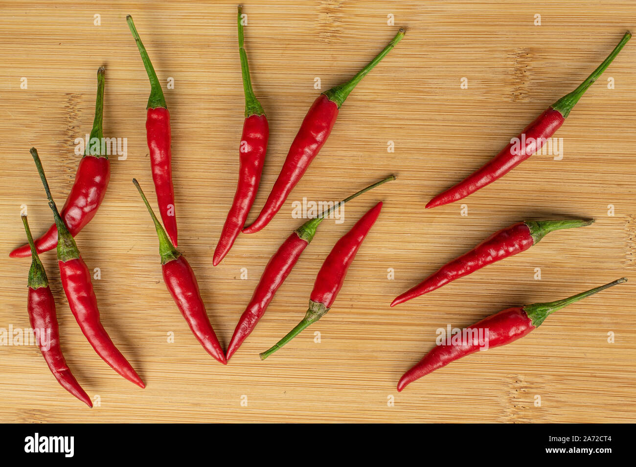 Menge ganze Hot red chili flatlay auf hellem Holz. Stockfoto