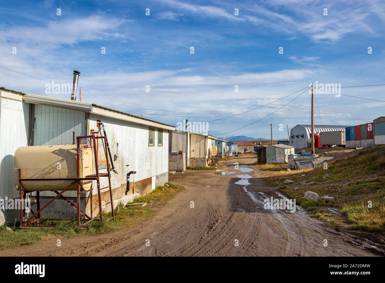 Wohn- Holzhäuser auf einem Feldweg in Pond Inlet, Baffin Island, Kanada. Stockfoto