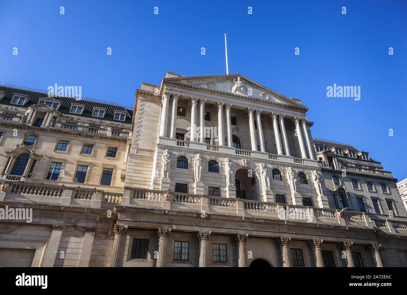 Portikus Eingang, die Fassade und das Äußere der Bank von England in der Threadneedle Street, City of London Financial District, EC2 Stockfoto