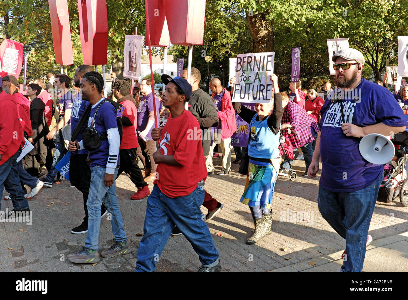Pro-union, Mindestlohn erhöhen und Unterstützung für Bernie Sanders bei einem Street Rally in Westerville, Ohio, USA gezeigt. Stockfoto