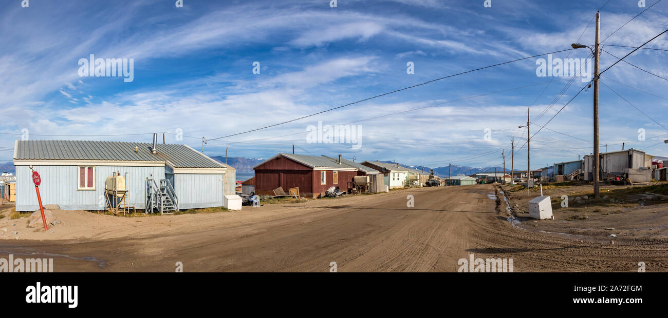Panoramablick von Wohn- Holzhäuser auf einem Feldweg in Pond Inlet, Baffin Island, Kanada. Stockfoto