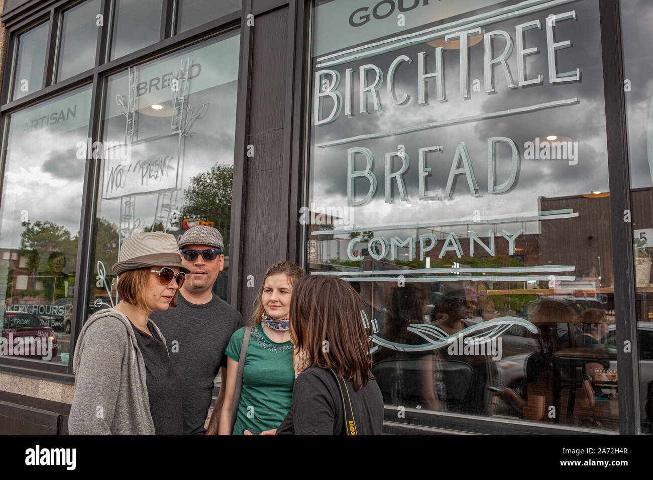 Vier Leute, die draußen an der Birke, Bread Company in Worcester, MA Stockfoto