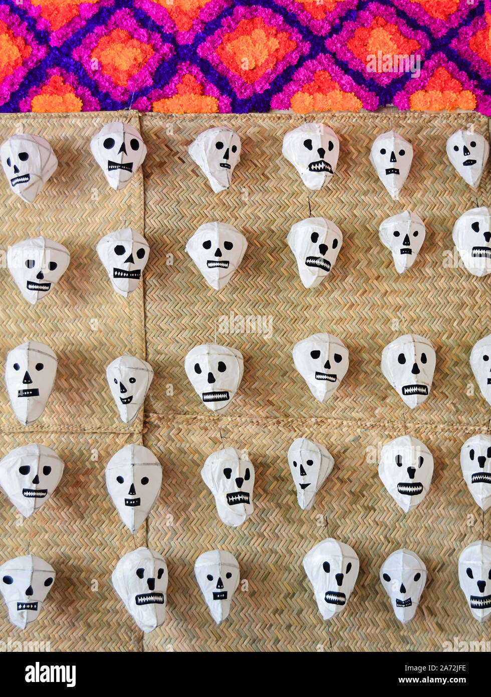 Traditionelle mexikanische Tag der Toten souvenir Papier Schädel am Marktstand Stockfoto