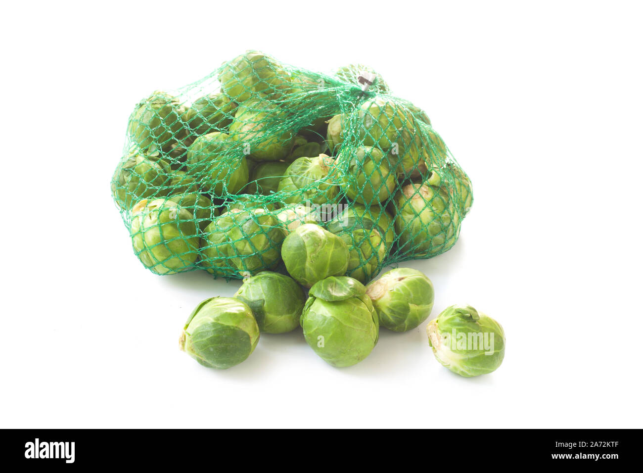 Rosenkohl in einem Netz isoliert auf weißem Stockfoto