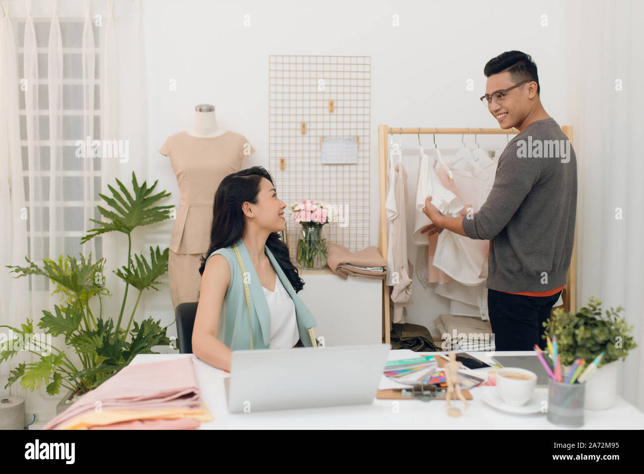 Mode-Designer arbeiten an Schöpfung in Werkstatt Stockfoto