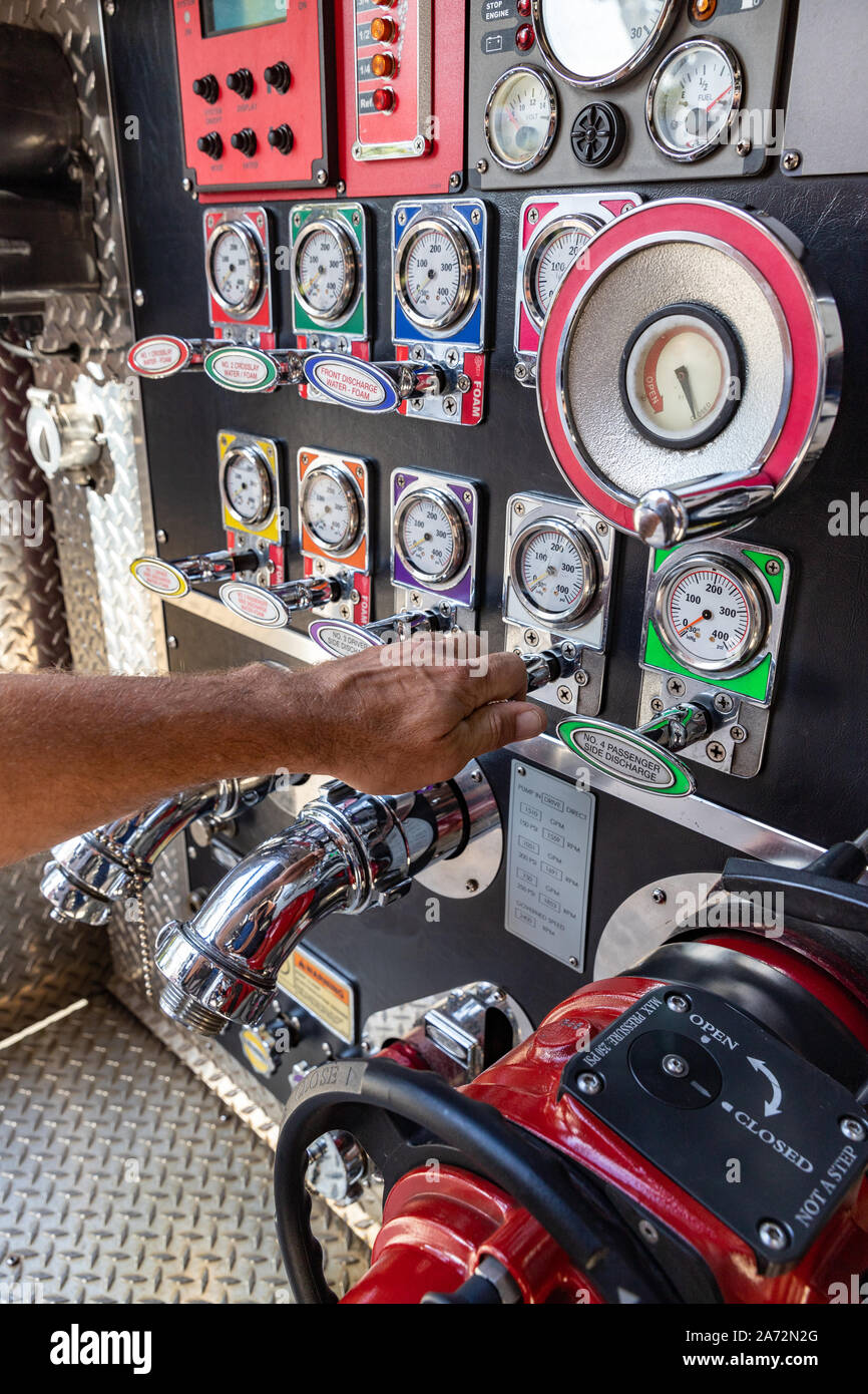 Fireman's Hand ziehen Ventil auf einer Fire Engine Pump Panel Stockfoto