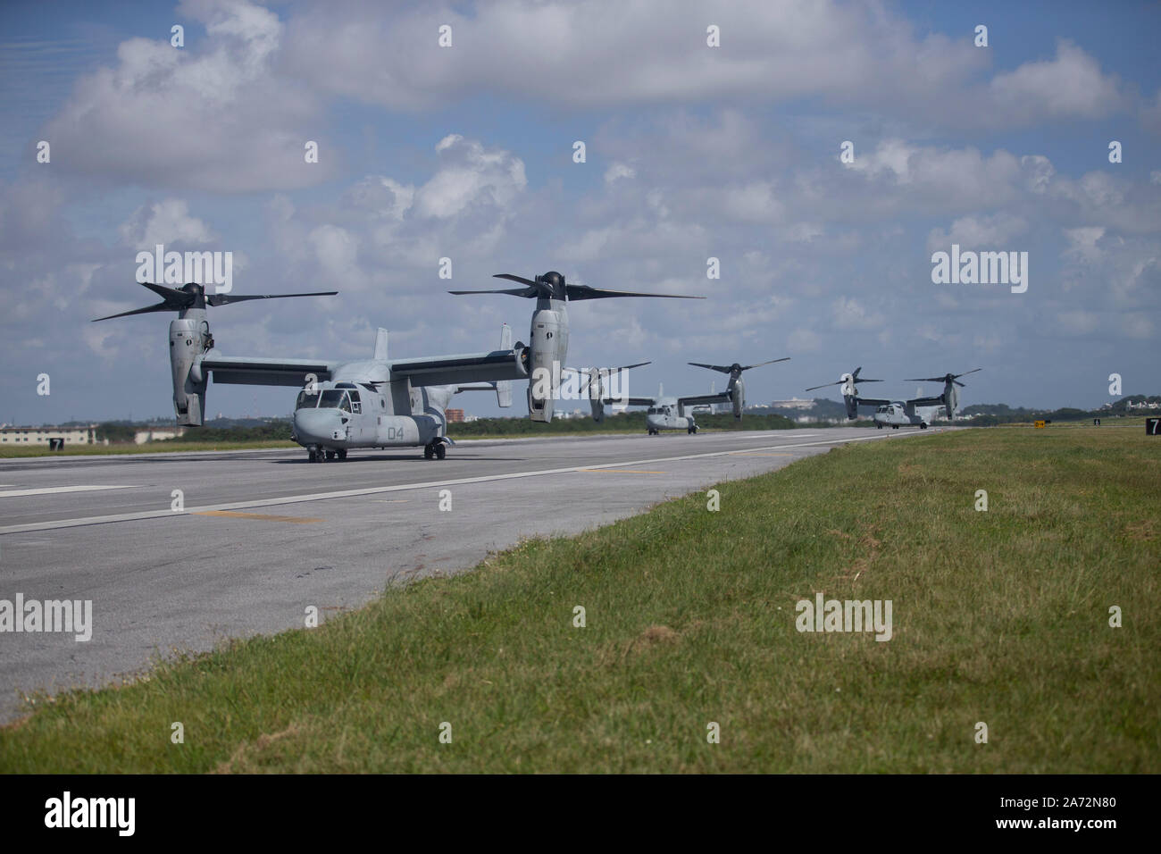 Sechs MV-22 Osprey von Marine Medium Tiltrotor Squadron 265 für die Abreise vorzubereiten. Marine Flugzeuge Gruppe 36 durchführen, um einen raschen Einsatz Übung am Okt. 23, 2019 in Okinawa, Japan und den Indopazifischen Region. Diese Art von realistisches Training wird verwendet, um eine aktive Haltung eines bereit Kraft zu markieren und ist für die Aufrechterhaltung der Betriebsbereitschaft für die Umsetzung unserer Verpflichtungen gegenüber unseren Verbündeten zu verteidigen und die umliegenden Nationen unerlässlich. (U.S. Marine Corps Foto von Lance Cpl. Madeline Jones) Stockfoto