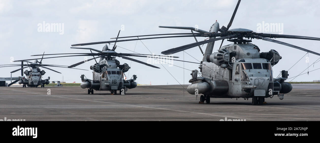 CH-53E Super Stallion Hubschrauber sitzen auf dem Asphalt in der Vorbereitung für einen raschen Einsatz übung, die von den 1st Marine Flugzeugflügel, III Marine Expeditionary Force in Okinawa, Japan, Okt. 24, 2019 durchgeführt. Wie die nur vorwärts bereitgestellt MEF, III MEF ist strategisch posierten, um schnell und effektiv auf jede Krise mit streng, expeditionary Basen und etablierte Flugplätze innerhalb der indopazifischen Region reagieren. (U.S. Marine Corps Foto von Lance Cpl. Tanner D. Lambert) Stockfoto