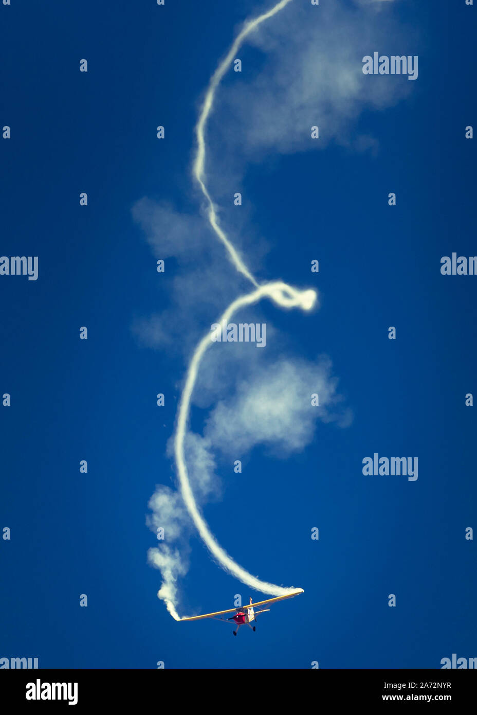 Die Jelly Belly Komödie Air Act führt auf der Sheppard Air Force Base Hüter der Freiheit Open House und Air Show in Sheppard AFB, Texas, Okt. 26, 2019. Gleiche Teile aviator, Erzieher und Komiker der Lüfte, Kent Pietsch führt die einzigartige Vielfalt der Handlungen mit seinem Jelly Belly Flugzeuge. Seine Shows gehören akrobatischen Stunts mit Flugzeugen, dass Teile verlieren, Motoren, die in der Mitte beenden - Flug und Landung auf Start- und Landebahnen von fahrenden Fahrzeugen montiert. (U.S. Air Force Foto von Airman 1st Class Pedro Tenorio) Stockfoto
