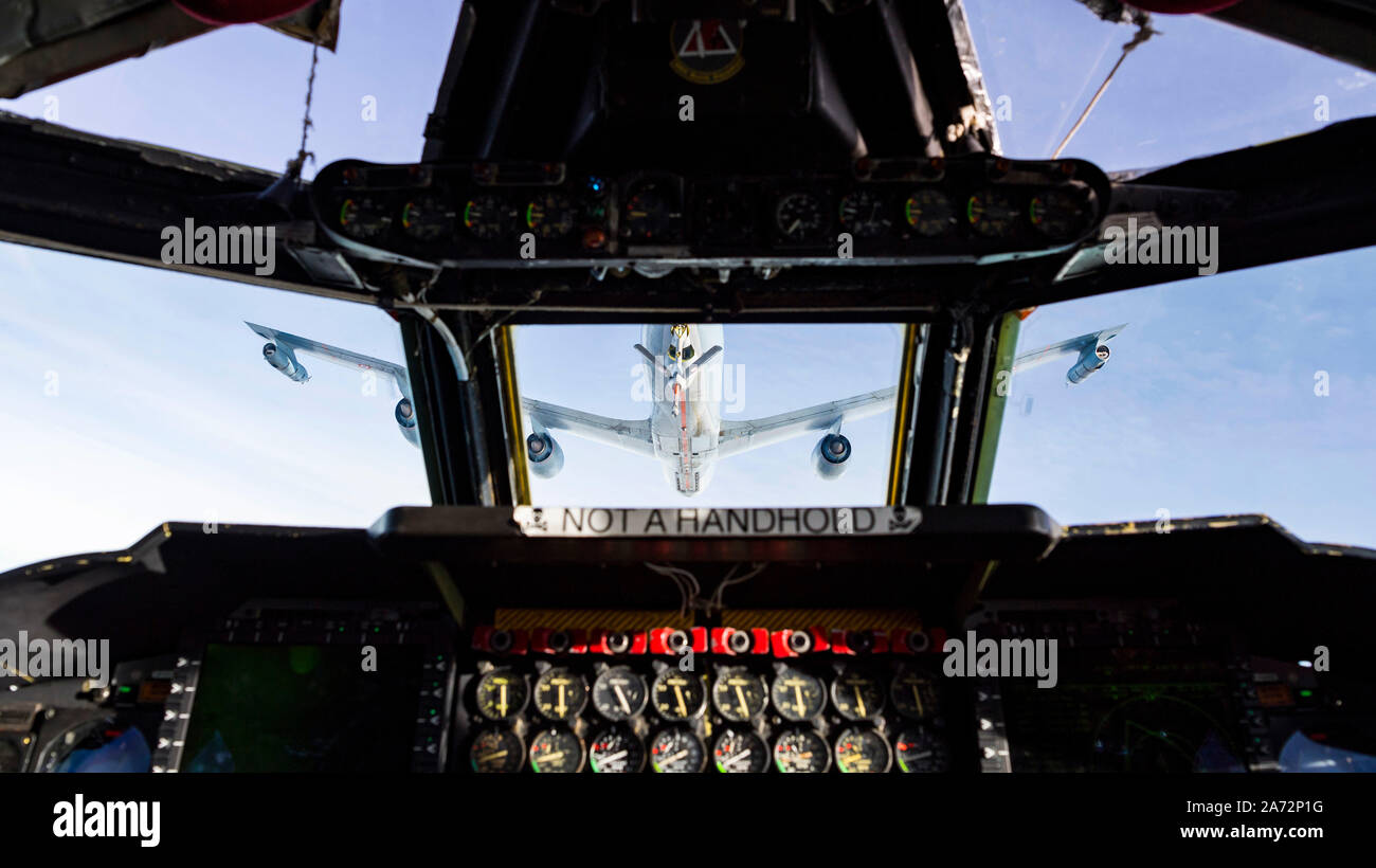 Eine französische Luftwaffe 31 Luftversorgung und strategischer Lufttransport Squadron KC-135 Stratotanker führt die Luftbetankung, das Training mit einem U.S. Air Force 2 Bombe Flügel B-52 H Stratofortress über den Himmel von Frankreich zur Unterstützung der Bomber Task Force Europa 20-1, Okt. 25, 2019. Diese Implementierung ermöglicht Flugzeugbesatzungen und support Personal theater Integration durchzuführen und zu verbessern Bomber Interoperabilität mit gemeinsamen Partnern und alliierten Nationen. (U.S. Air Force Foto von Tech. Sgt. Christopher Ruano) Stockfoto