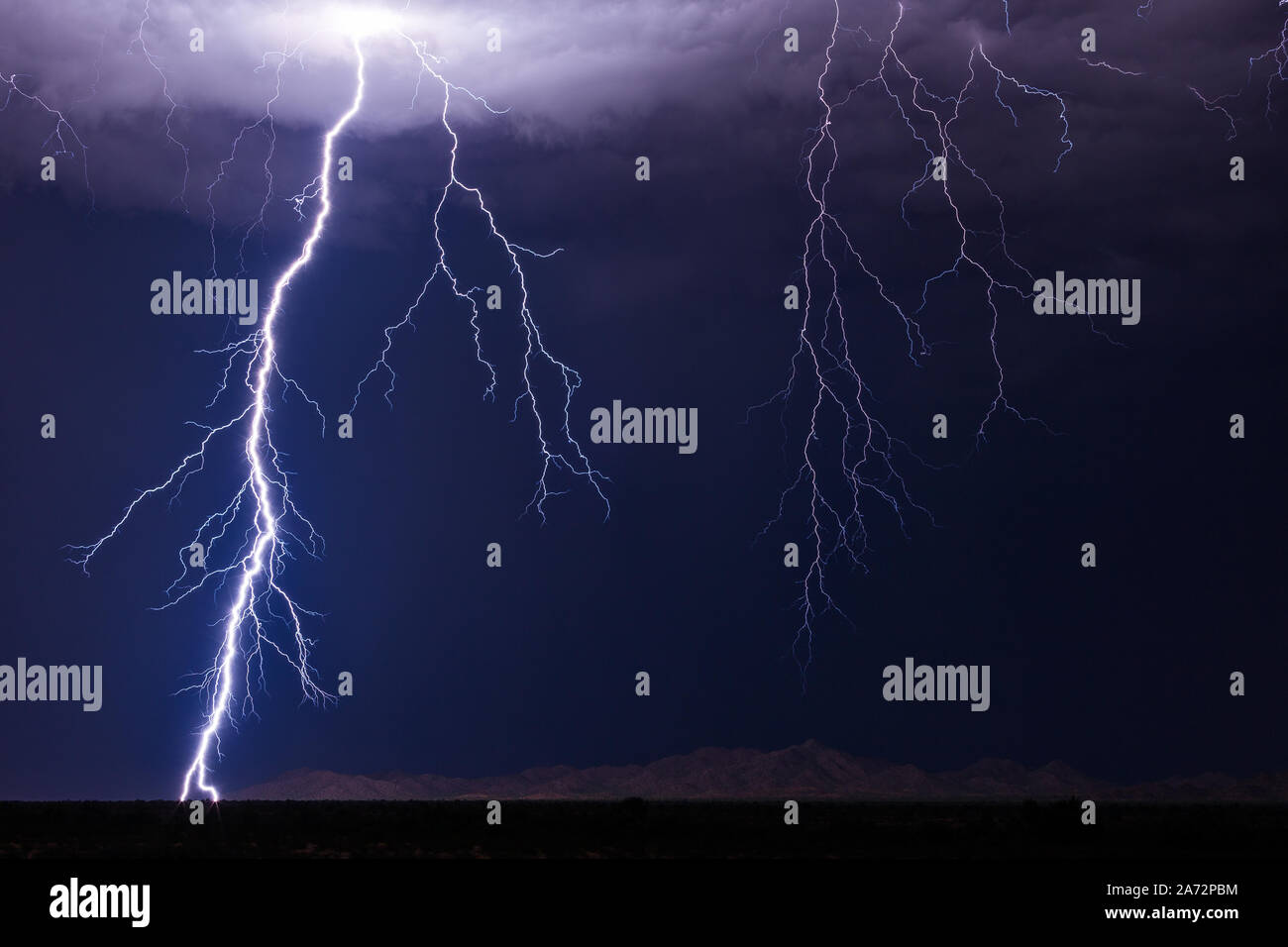 Ein Gewitter in der Wüste von Arizona in der Nähe von Gila Bend schlägt Blitzschläge ein Stockfoto