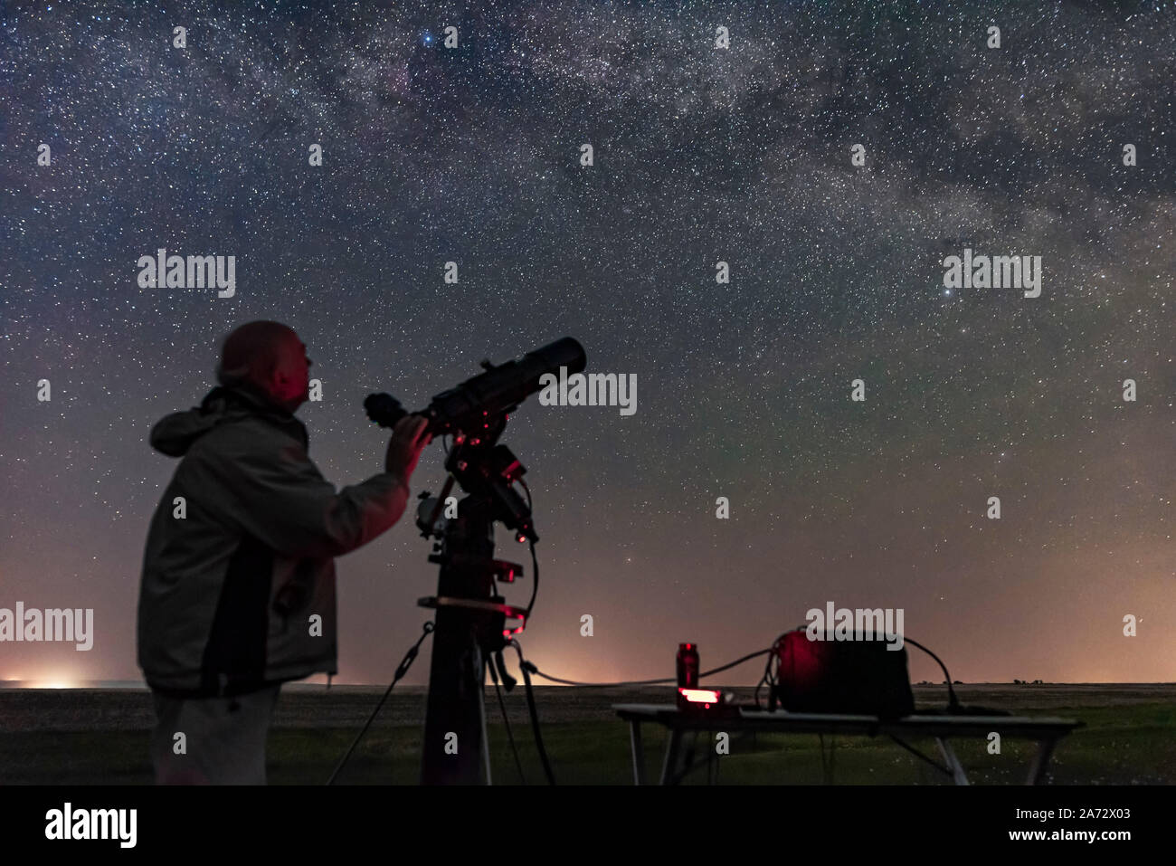 Ein selfie von mir mit den Astro-Physics Traveler 105 mm Apo-Bereich auf eine Nacht der visuelle Beobachtung Protokollierung Kommentare zu Deep-sky-Objekte für ebook verwenden. Th Stockfoto