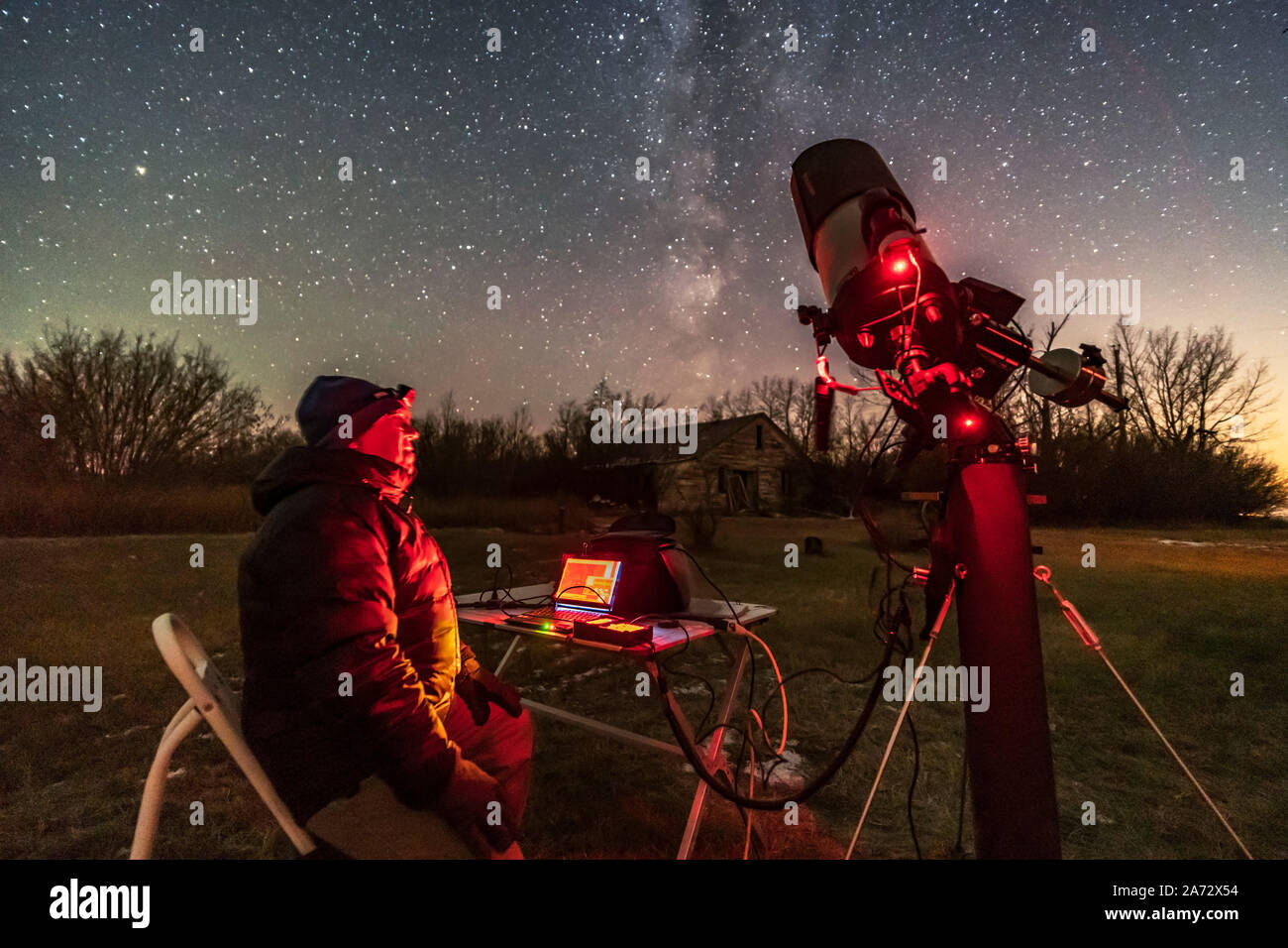 Eine Sitzung schießen Deep-sky-Objekte in den ländlichen Hinterhof in Alberta, an einem kalten November Abend, 8. November 2018. Ich habe die Celestron 8 HD-Wanne Stockfoto