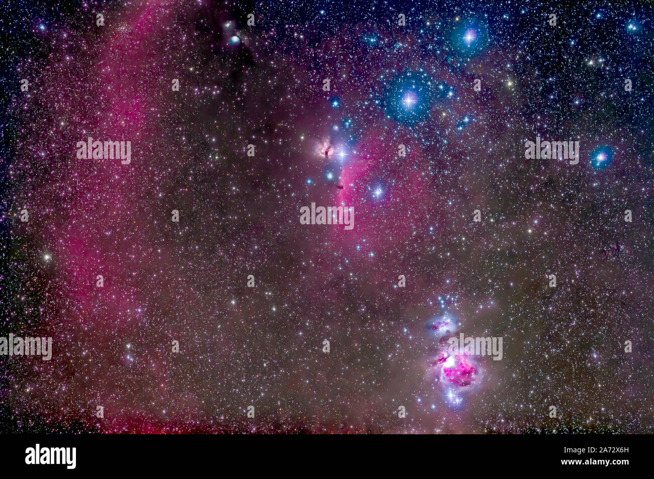 Den Riemen und Schwert des Orion, mit dem Orionnebel, Messiesr 42 und 43, am Boden. Links unterhalb der Star der Riemen, Alnitak, ist der berühmte Hors Stockfoto