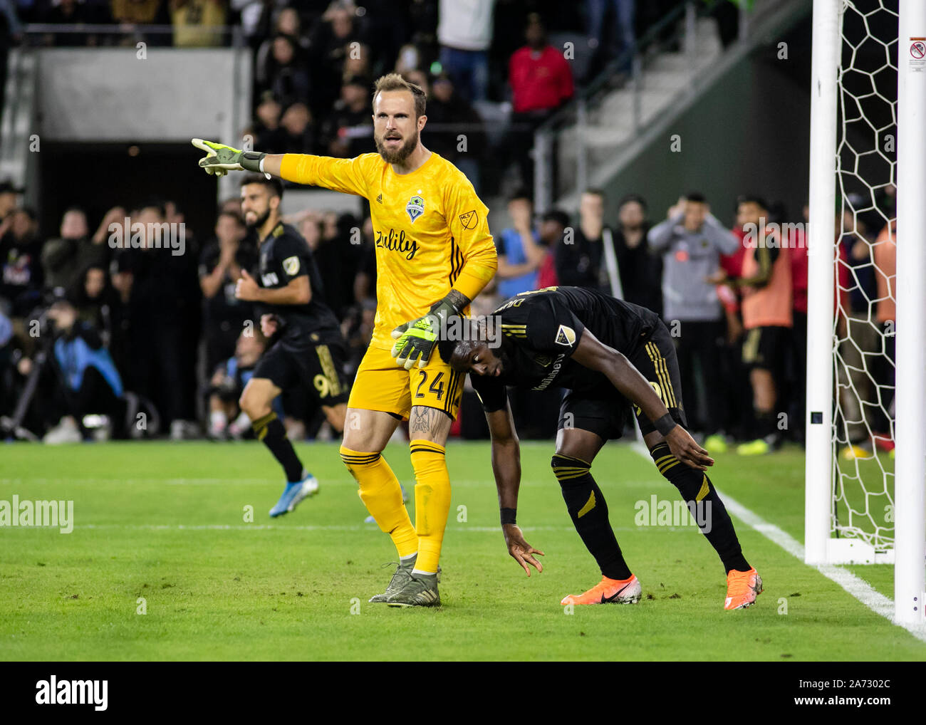 Los Angeles, USA. 29 Okt, 2019. Stefan Frei (24) und Adama Diomande (99) Bürste Gegeneinander in der zweiten Hälfte. Credit: Ben Nichols/Alamy leben Nachrichten Stockfoto