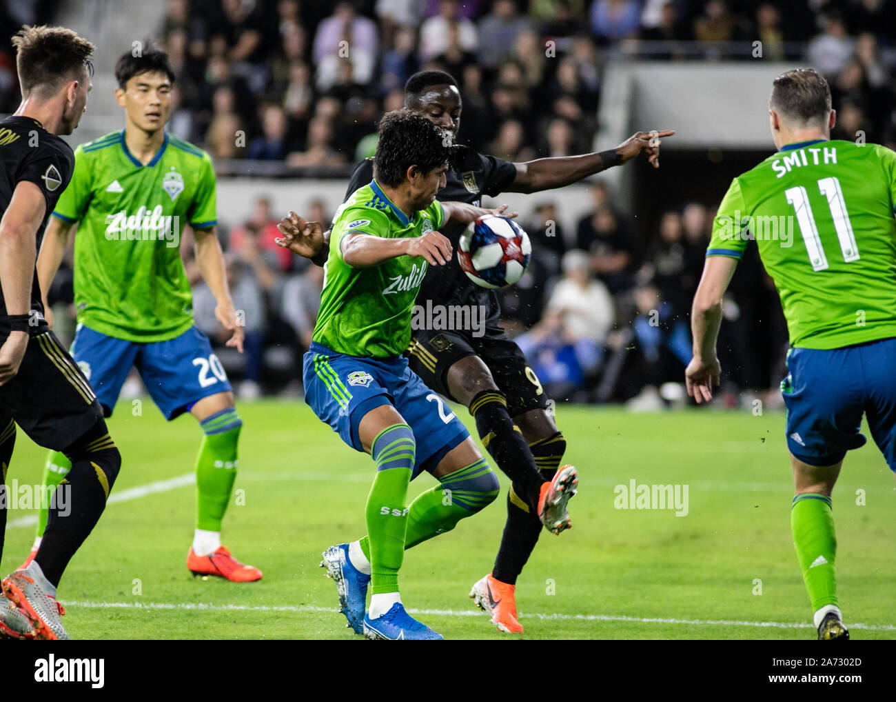 Los Angeles, USA. 29 Okt, 2019. Der akustische Signalgeber angezeigt werden entfernt mit einem klaren Handspiel in der zweiten Hälfte der Western Conference Finale zu kommen. Credit: Ben Nichols/Alamy leben Nachrichten Stockfoto