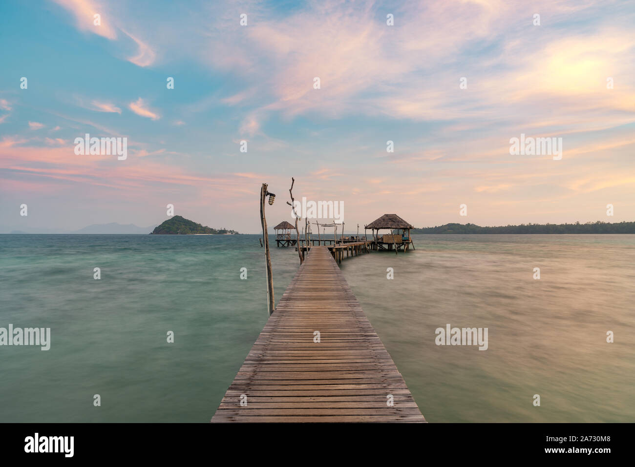 Holz- bar in Meer und Hütte mit Sonnenaufgang Himmel in Koh Mak Trat, Thailand. Sommer, Reisen, Ferien und Urlaub. Entspannen Sie sich und Reisen auf See anhand von quantitativen Simulatio Stockfoto