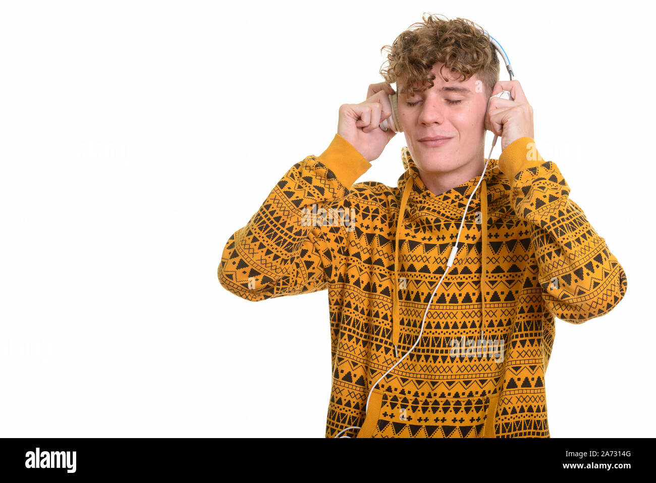 Junge stattlichen kaukasischen Mann Hören von Musik Stockfoto