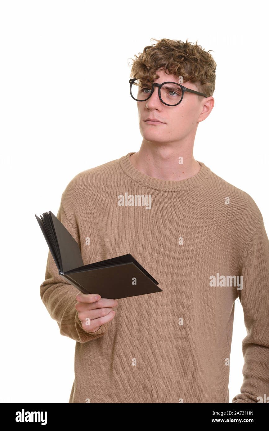 Junge stattlichen kaukasischen Mann denken, während Buch Stockfoto
