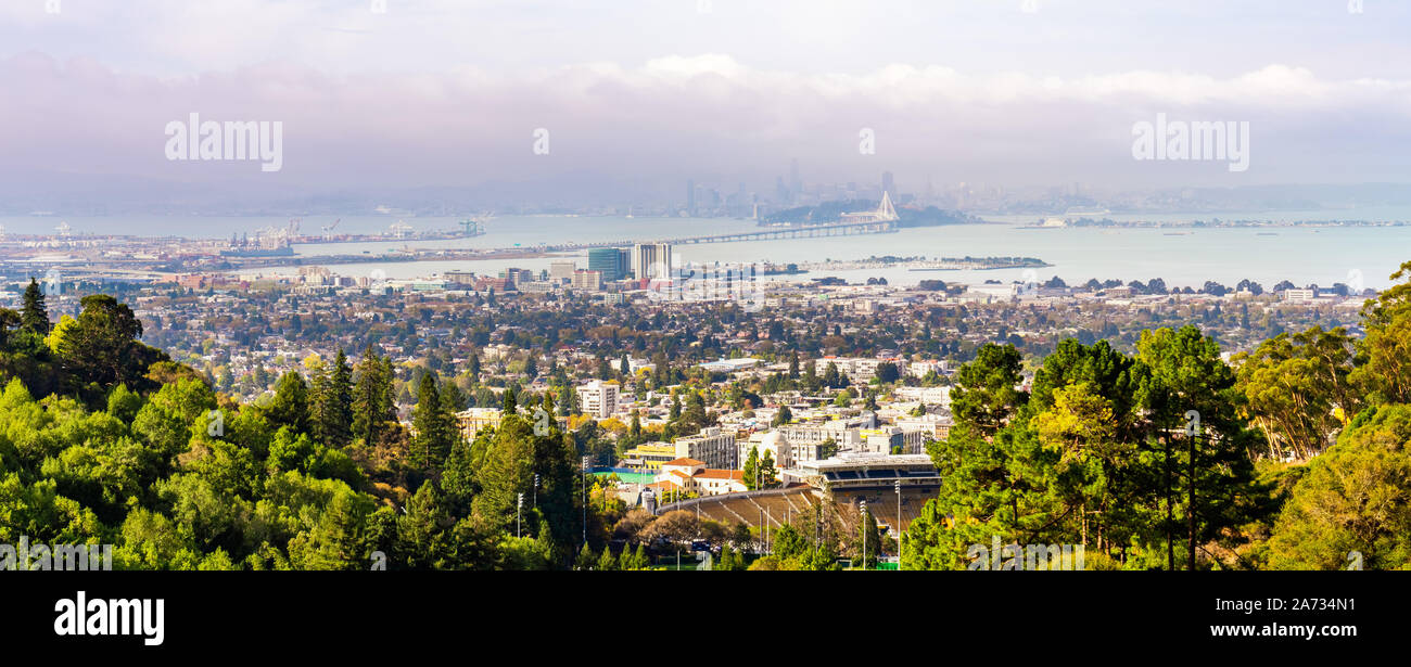 Panoramablick von Berkeley; San Francisco Bay Shoreline mit Hafen von Oakland, Yerba Buena Island, Treasure Island, die Bay Bridge und die San francisc Stockfoto