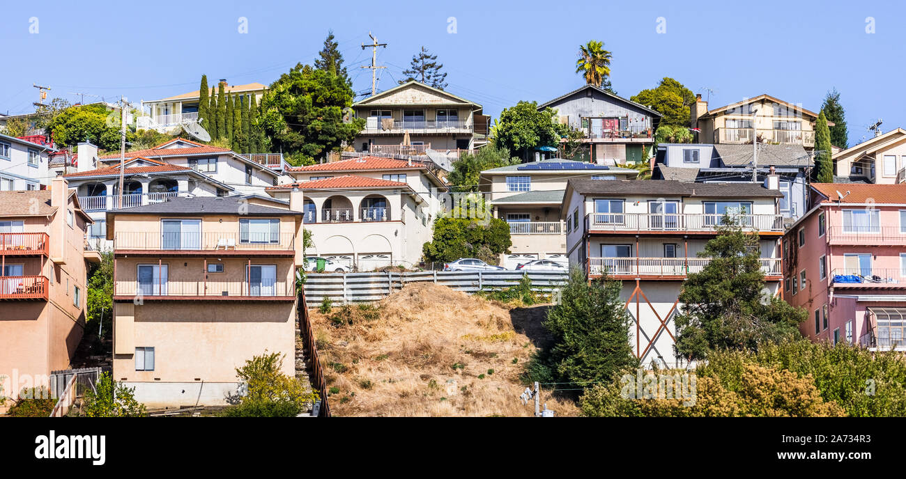 Wohngegend mit Multilevel Einfamilienhäuser, auf einem Hügel in San Leandro, Alameda County, San Francisco Bay Area gebaut Stockfoto