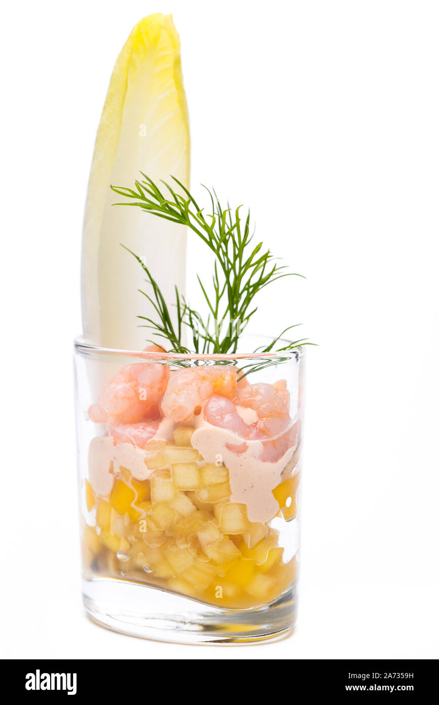 Fisch Buffet: Krabbencocktail auf weißem Hintergrund Stockfoto