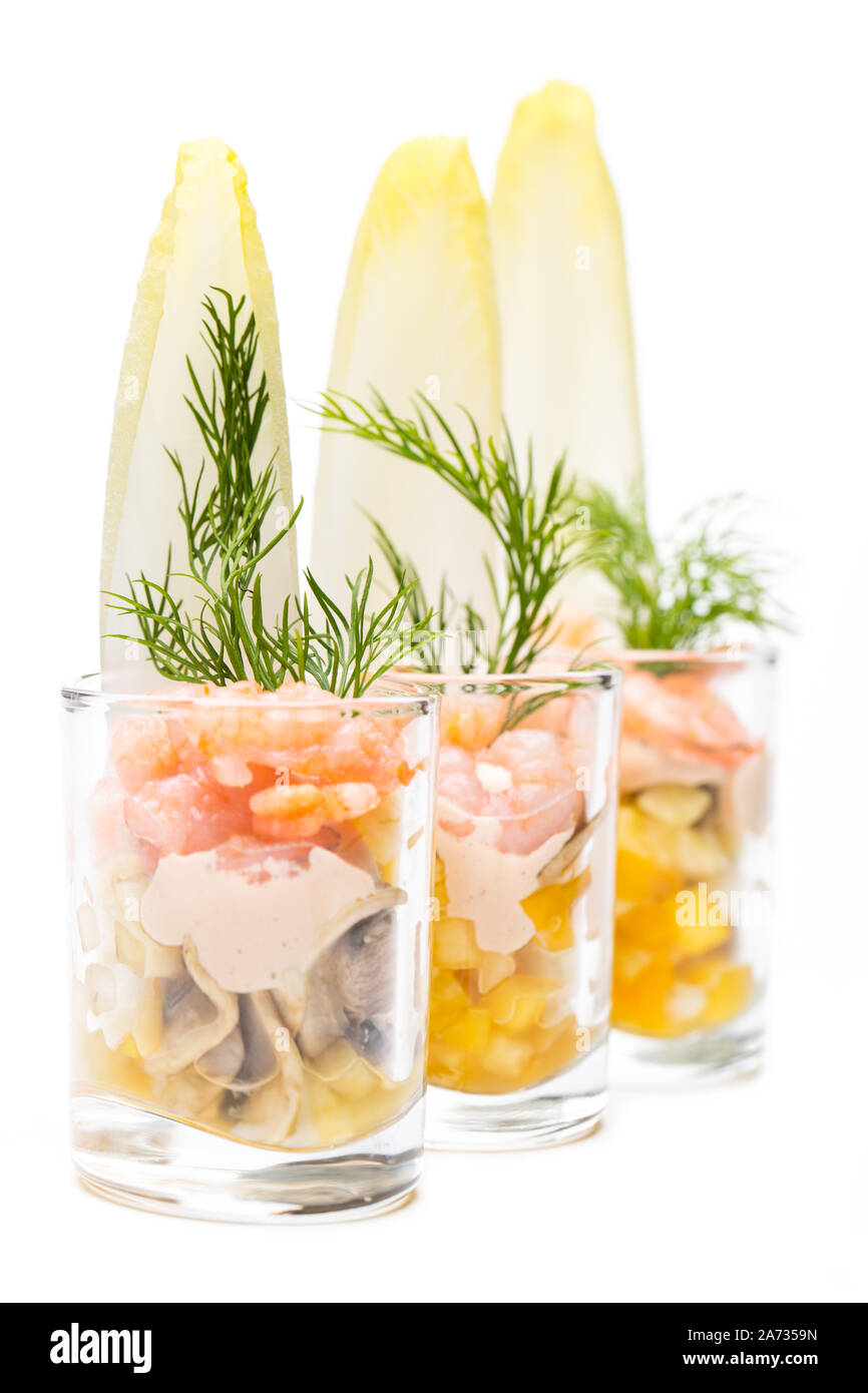 Fisch Buffet: Garnelen Cocktails in einer Reihe auf weißem Hintergrund Stockfoto