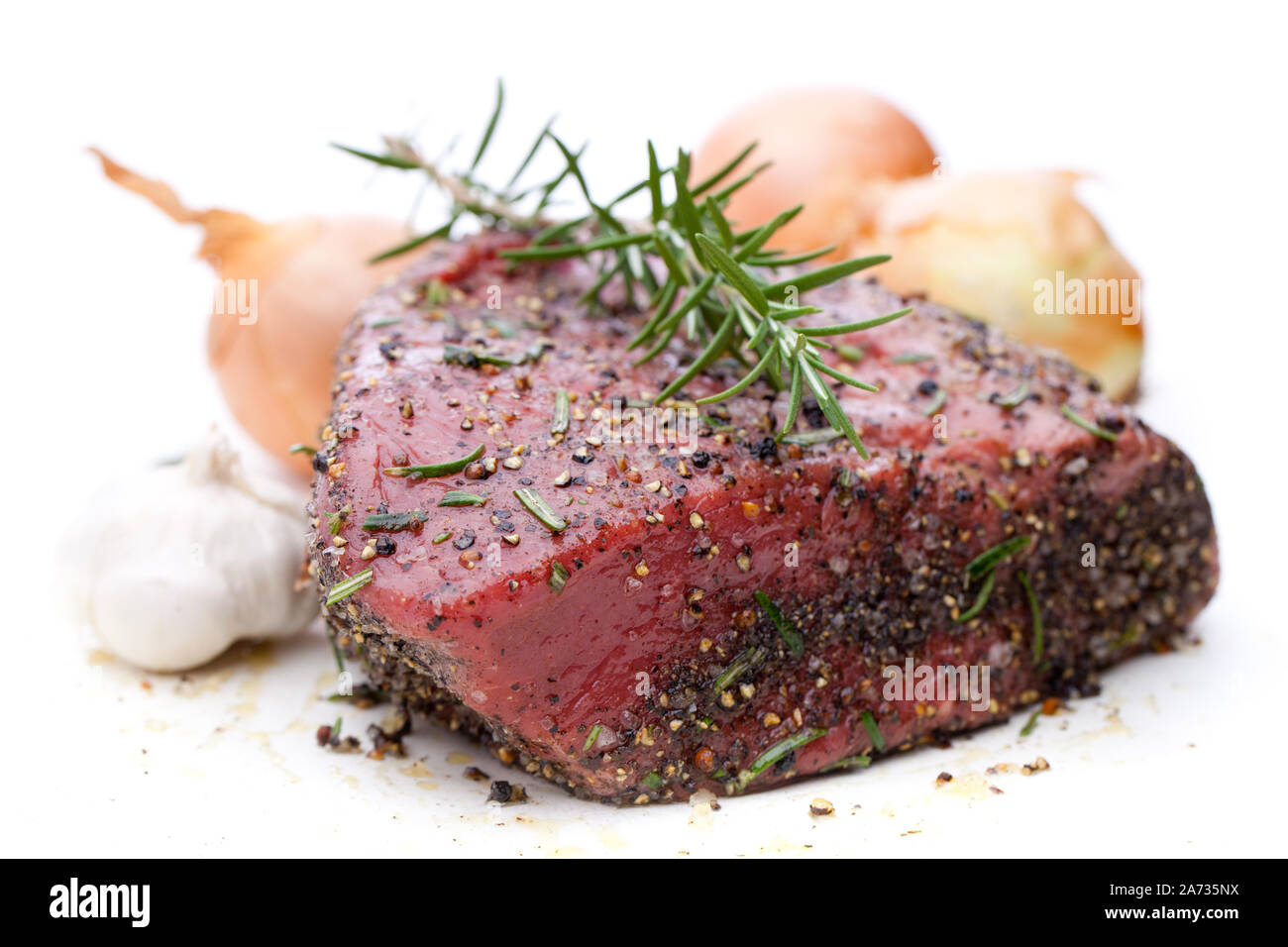 Raw Roastbeef mit Rosmarin, Zwiebel und Knoblauch Stockfoto