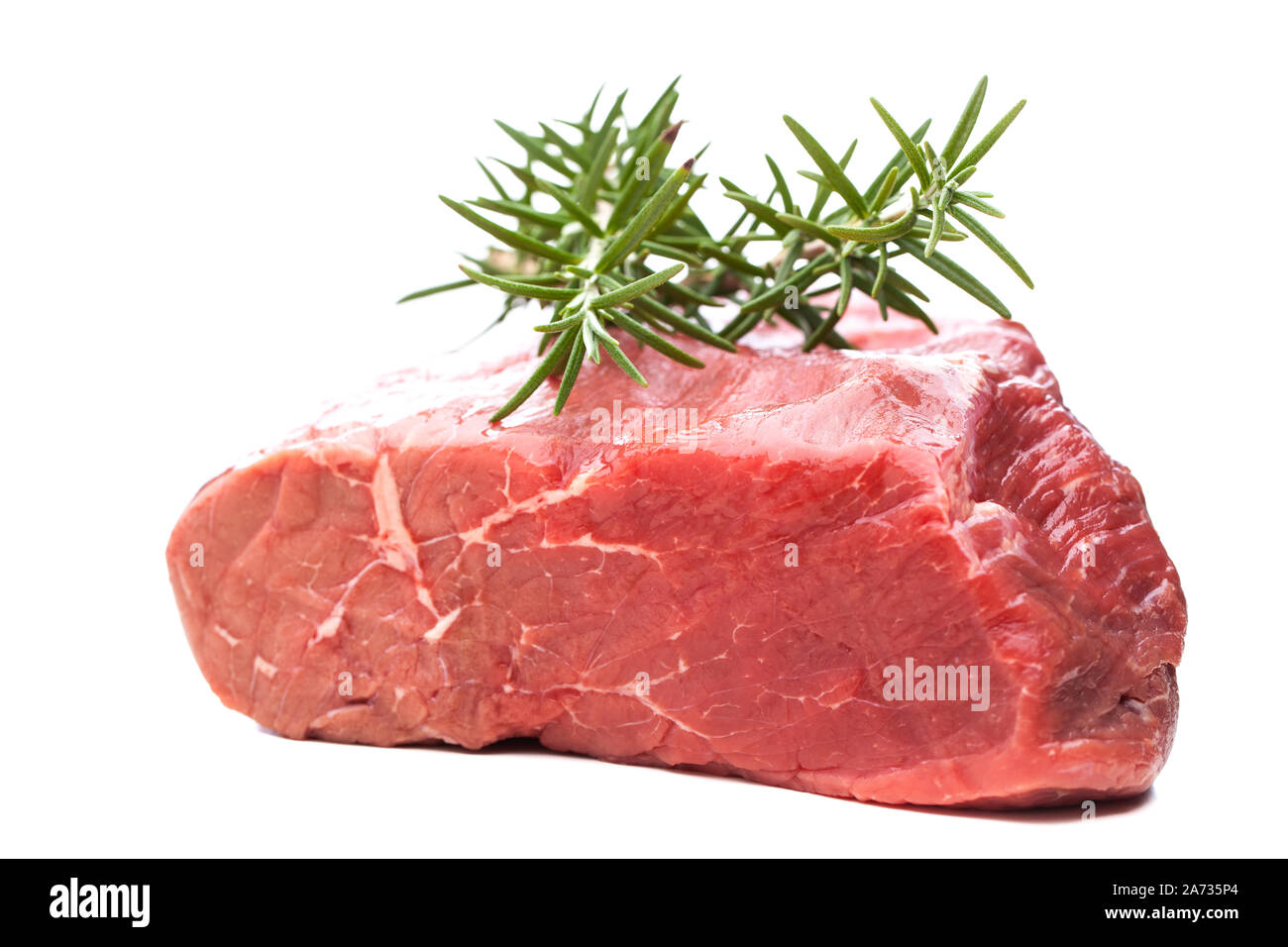 Roastbeef mit Rosmarin auf weißem Hintergrund Stockfoto