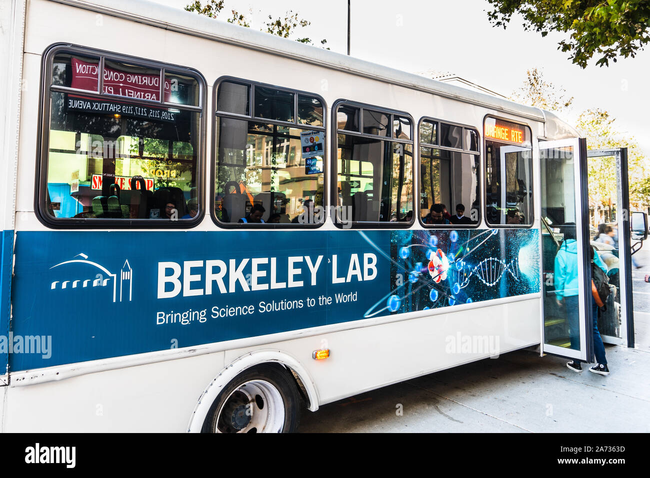 Okt 18, 2019 Berkeley/CA/USA - Berkeley Lab Shuttlebus Kursteilnehmer, die aus der Innenstadt zu verschiedenen Gebäuden am Lawrence Berkeley N Stockfoto