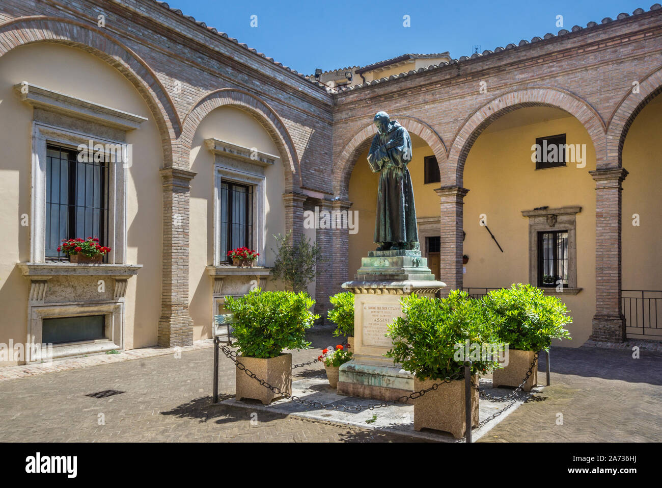 Hl. Franz von Assisi Statue in einer beigefügten Innenhof der Kirche Santa Maria Maggiore, Assisi, Umbrien, Italien Stockfoto