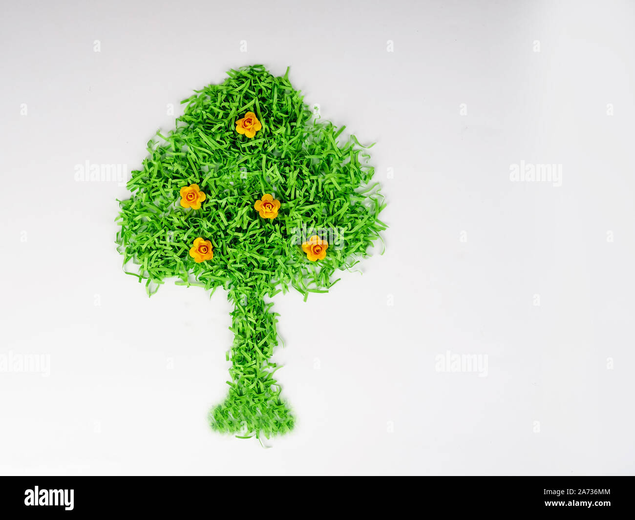 Ökologie recycling Konzept mit Baum aus geschredderten Grünbuch gemacht. ökologische Problem der Entwaldung. Kopieren Sie Platz für Text. Stockfoto
