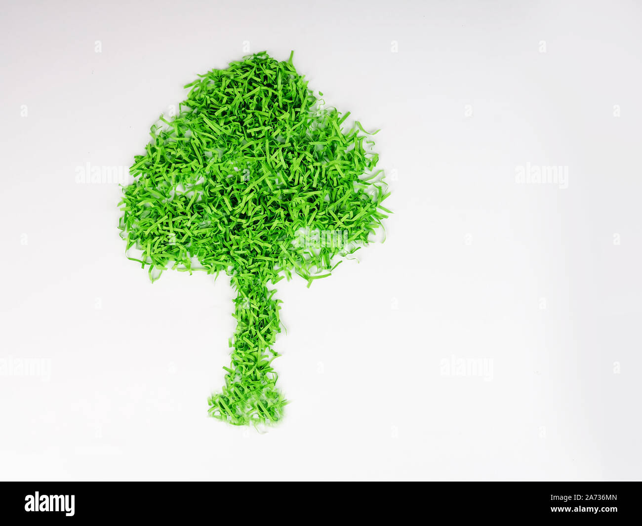 Ökologie recycling Konzept mit Baum aus geschredderten Grünbuch gemacht. ökologische Problem der Entwaldung. Kopieren Sie Platz für Text. Stockfoto