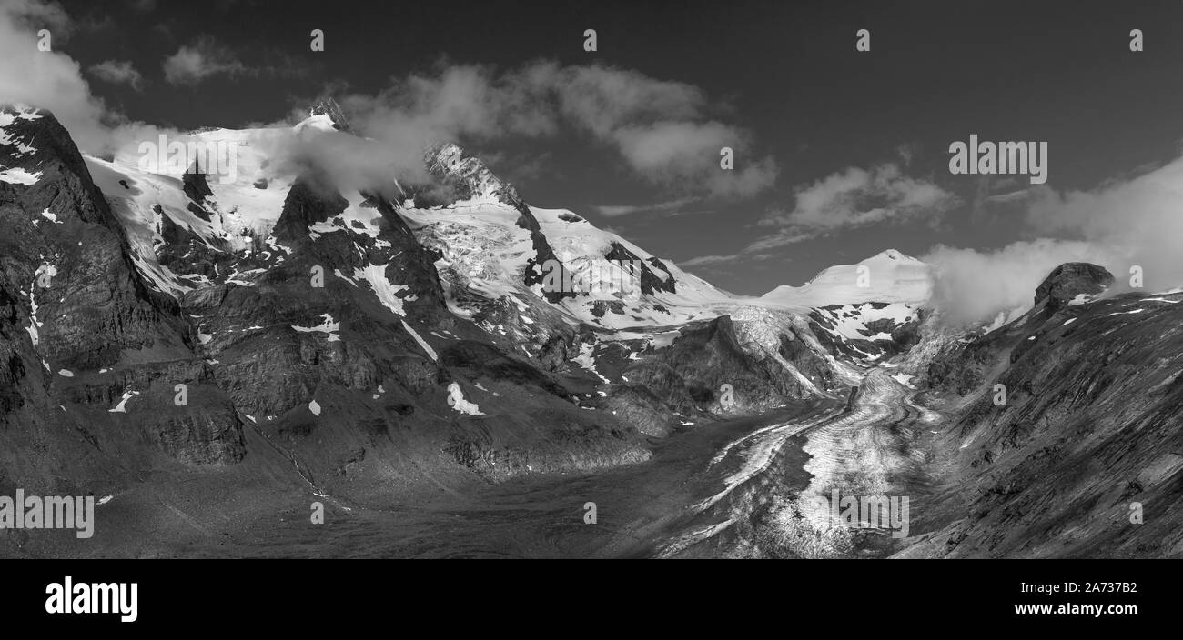 Erstaunliche Landschaft einer alpinen Berge mit Schnee und Gletscher bedeckt, stilvolle schwarz-weiß Foto, schöne Natur von Österreich Stockfoto