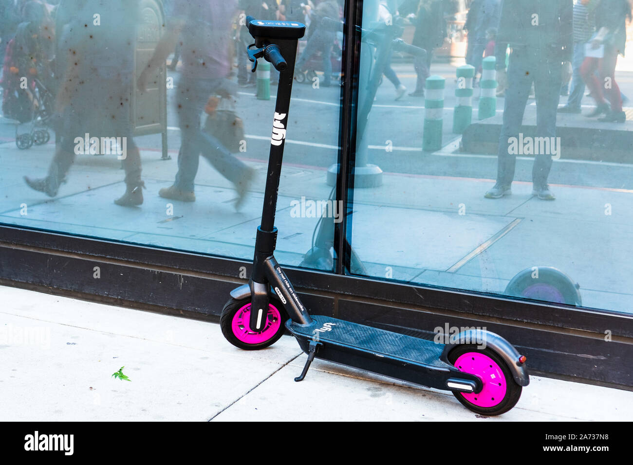 Oktober 20, 2019 San Schlauch/CA/USA - lyft Elektroroller auf einem Bürgersteig in der Innenstadt von San Jose, San Francisco Bay Area geparkt Stockfoto