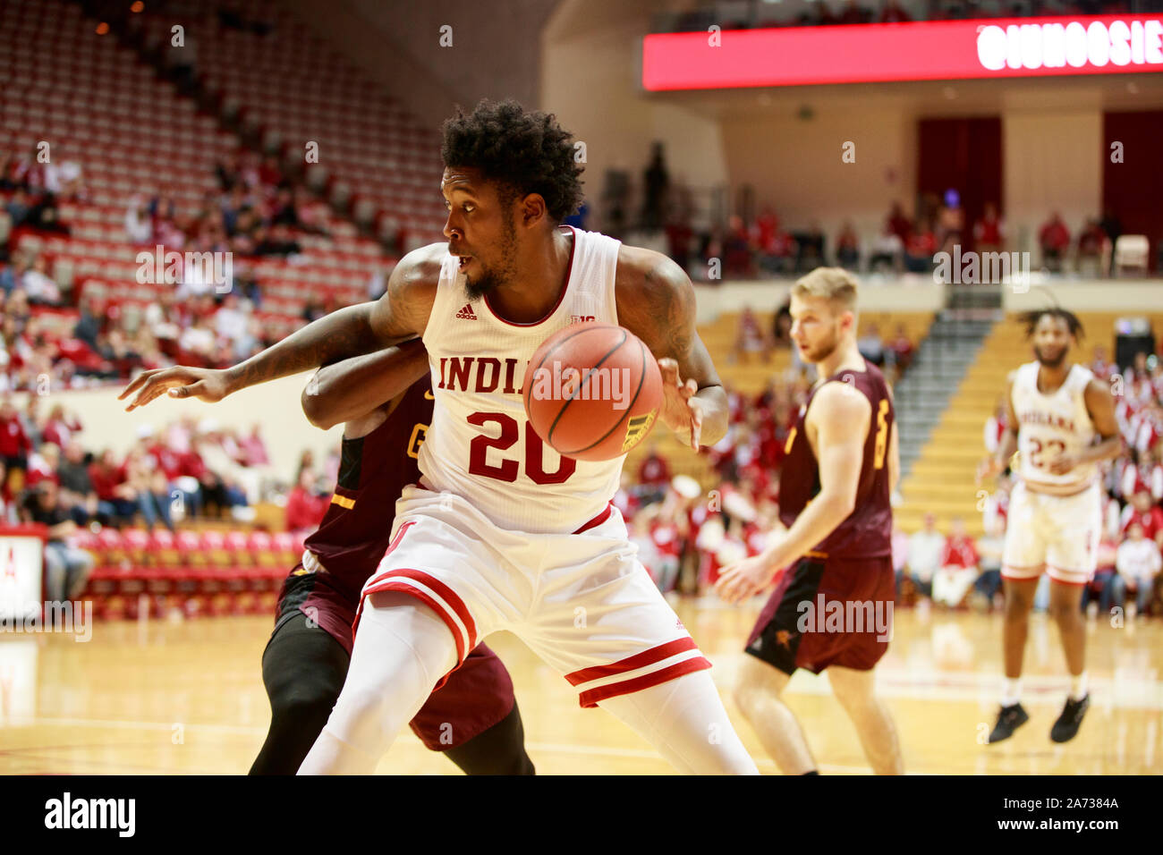 Bloomington, USA. 29 Okt, 2019. Indiana University's De'Ron Davis (20) spielt gegen Gannon während der NCAA Ausstellung Basketball Spiel bei Simon Skjodt Montagehalle in Bloomington (Endstand; Indiana University 84:54 Gannon) Credit: SOPA Images Limited/Alamy leben Nachrichten Stockfoto